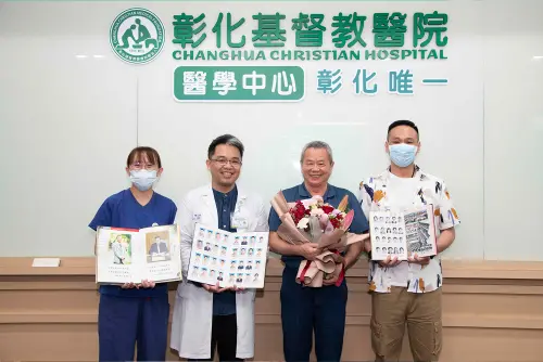 搶救老農斷指 醫護竟喊出不雅綽號!他秒反應:別趁機報仇 ▲農作時的一場意外,讓受傷的魏清山「落入」3名昔日學生之手,師生情誼在手術台上再續前緣。(圖/彰化基督教醫院提供,2025.03.27)