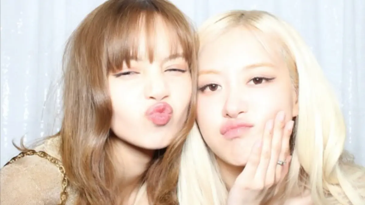 ▲韓國人氣女團BLACKPINK的Lisa（左）今（27）日迎來了她的28歲生日，成員Rosé（右）在IG上傳了強吻Lisa的影片，還甜喊「我愛妳」。（圖／Rosé IG）