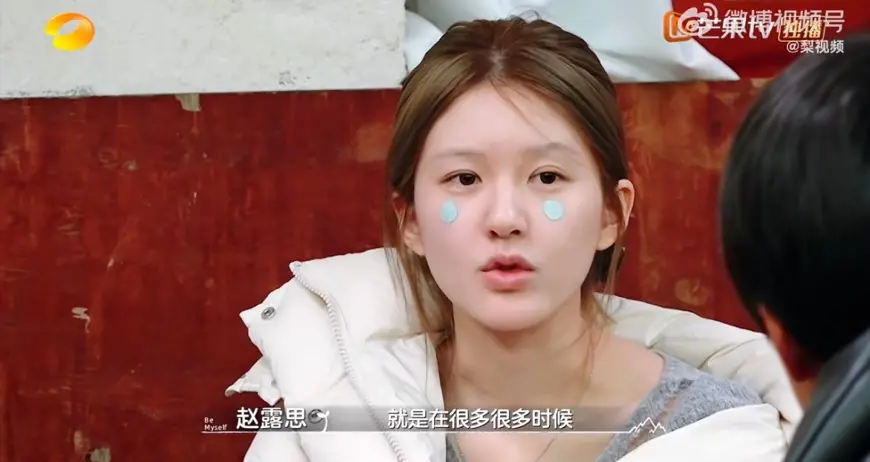 ▲趙露思（如圖）在公益節目《小小的勇氣》中吐露生病以來的心聲，自認對生命不夠敬畏，一天只睡2小時還覺得興奮，現在也因為身體因素得吃藥控制，什麼都記不住，很難再回去拍戲。（圖／翻攝自微博）