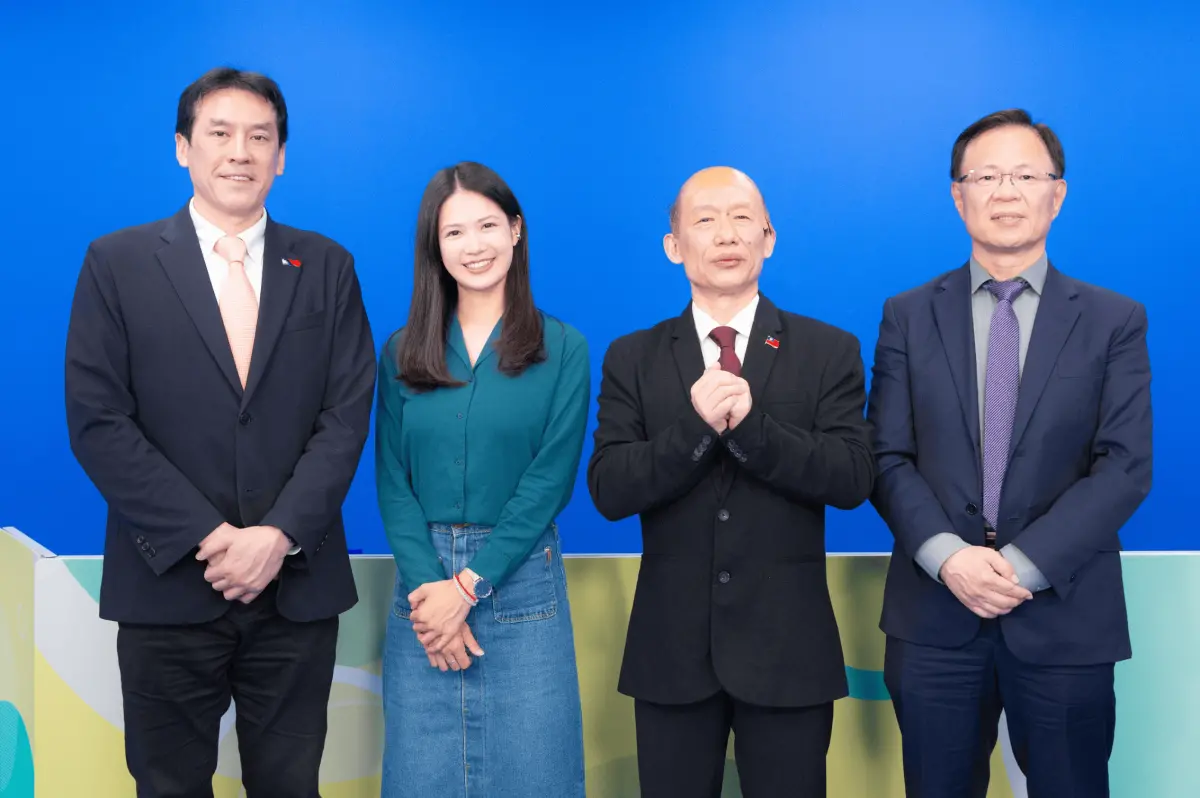 ▲立委張啓楷（右）與台北市議員林亮君（左2）及資深媒體人黃暐瀚（左1）受邀上《鄉民大學問》節目談大罷免一事。（圖／NOWnews節目部提供）