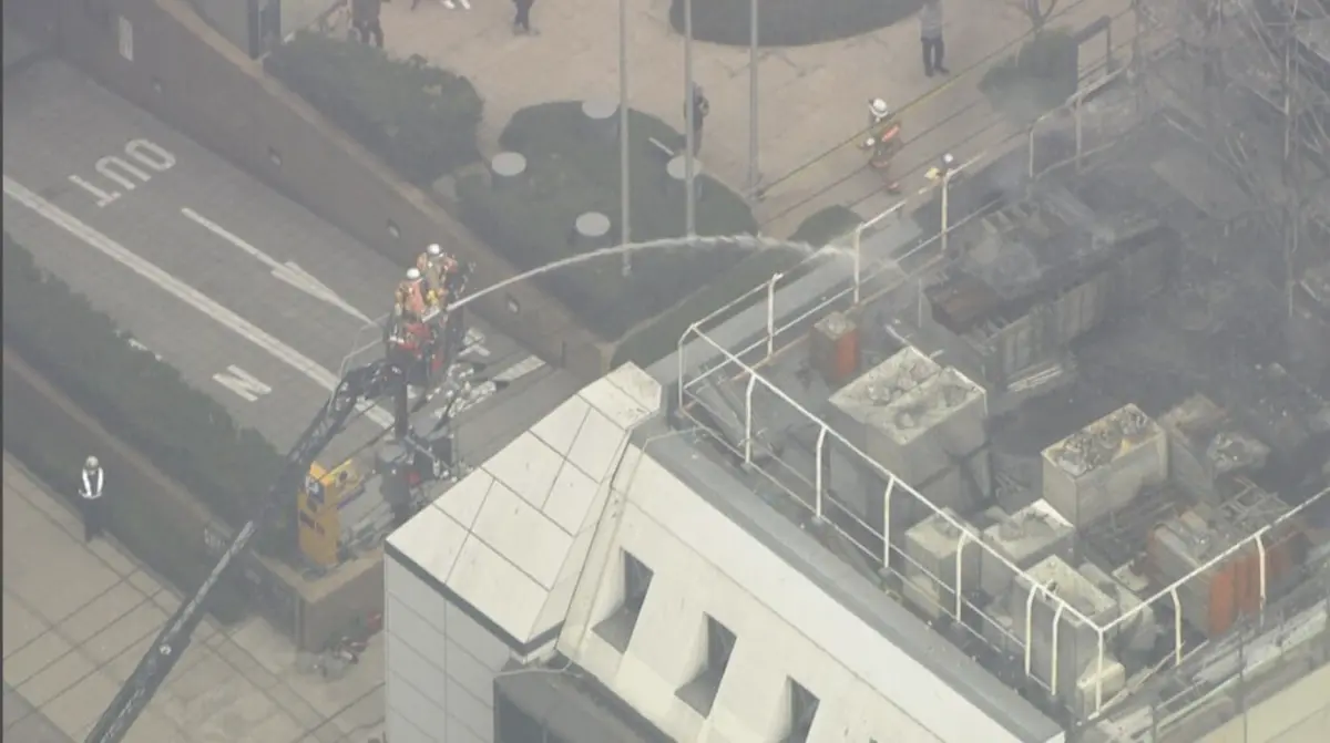 ▲日本東京都飯田橋今（27）日下午突然發生火災，地點在一處正在施工的建築工地。（圖／翻攝自富士新聞網）