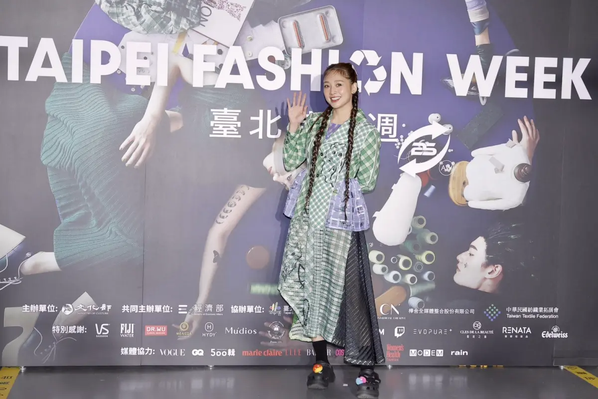 ▲鬼鬼（吳映潔）出席台北時裝週開幕，身上的裙子其中一邊有透明設計，美腿若隱若現。她現在距離生產前的體重，還需要再瘦兩公斤，笑言目標是「瘦成一滴雨」。（圖／記者李政龍攝）