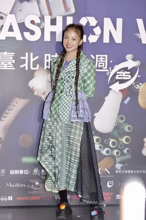▲鬼鬼在台北時裝週開幕活動的服裝有巧思，腰間的荷葉邊設計更能突顯腰身。（圖／記者李政龍攝）