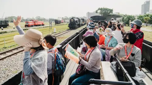 ▲「哈瑪星童樂派對」於哈瑪星鐵道園區規劃10場大小朋友喜愛的表演活動,搭配哈瑪星號觀光列車與豐富市集等,吃喝玩樂一處搞定。(圖/高市府文化局提供) ▲「哈瑪星童樂派對」於哈瑪星鐵道園區規劃10場大小朋友喜愛的表演活動,搭配哈瑪星號觀光列車與豐富市集等,吃喝玩樂一處搞定。(圖/高市府文化局提供)