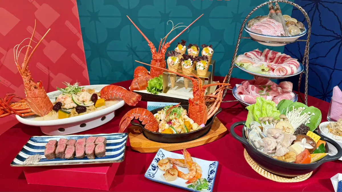 ▲王品集團3大台菜「就饗、尬鍋、丰禾」聯名大甲媽祖，掃描繞境專屬花車領取「贈菜券」；消費者到餐廳吃龍蝦聯名套餐優惠，還送已過香爐的「媽祖祝福筷」與祈願小卡。（圖／記者蕭涵云攝）