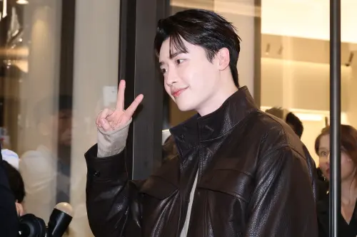 ▲李鐘碩（如圖）以一身皮革製夾克，搭配率性西裝褲，整體服裝風格呈現典雅又氣質。（圖／記者葉政勳攝影）