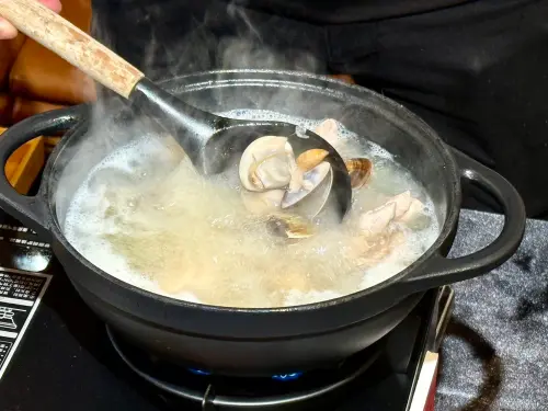 ▲尬鍋暢銷「剝皮辣椒雞湯」。（圖／記者蕭涵云攝）