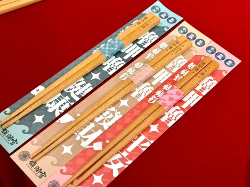 ▲已過香爐的限量媽祖祝福筷。（圖／記者蕭涵云攝）