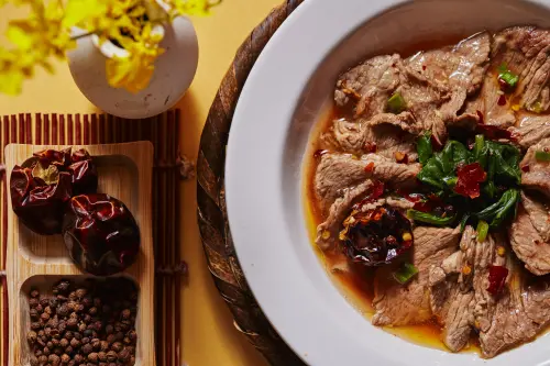 ▲Cozzi Market逸．市集4月1日起推出香辣的「水煮牛肉片」。(圖／COZZI Blu和逸飯店‧桃園館提供) 