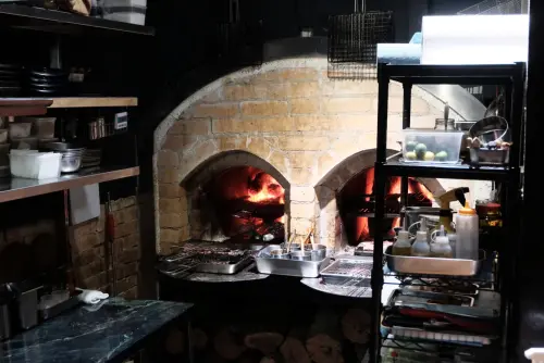 ▲AKAME為魯凱族語中「烤」的意思，主廚Alex（彭天恩）以柴窯取代現代爐具，許多食材都採窯烤。（圖／記者葉盛耀攝）