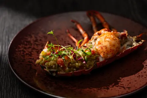 ▲「炭烤波士頓龍蝦」 是將輕發酵四季豆搭配甜椒、青辣椒製成清爽版墨西哥莎莎醬，襯托龍蝦鮮香。（圖／A CUT提供）