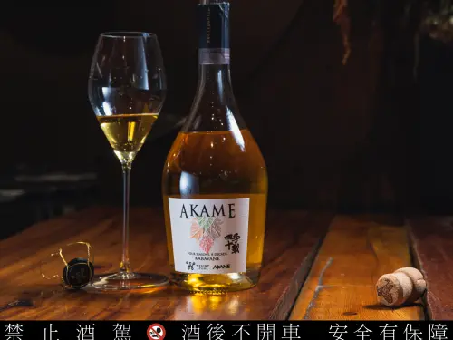 ▲AKAME每一年週年慶都與威石東（WEIGHTSTONE）酒莊攜手合作推出聯名款。（圖／AKAME提供）