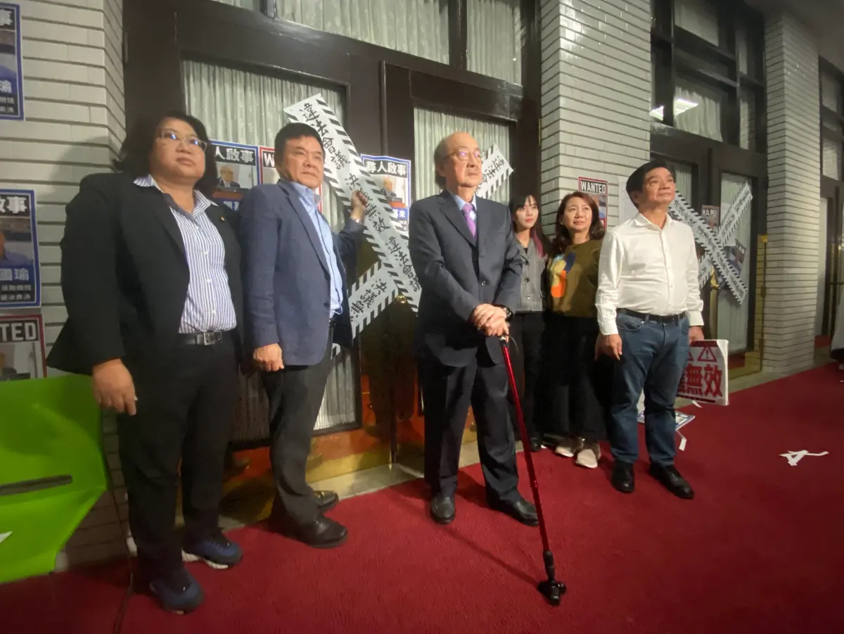 ▲民進黨團疾呼「沒有協商，沒有開會」，持封條宣布封鎖議場所有出入口，力阻藍白賣台。（圖／記者陳威叡攝，2025.03.27）