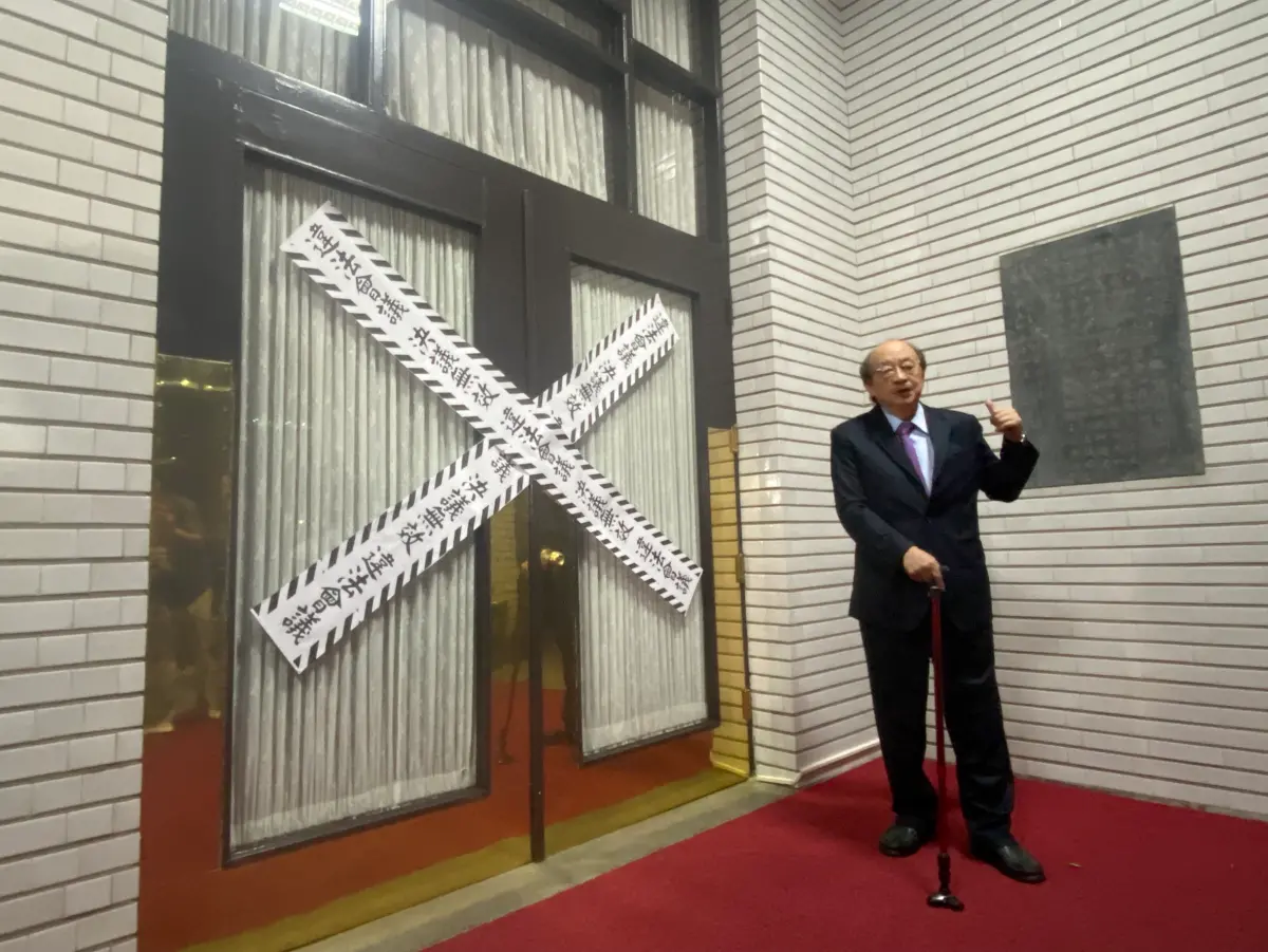 ▲柯建銘率領民進黨團持封條封住議場所有出入口。（圖／記者陳威叡攝，2025.03.27）