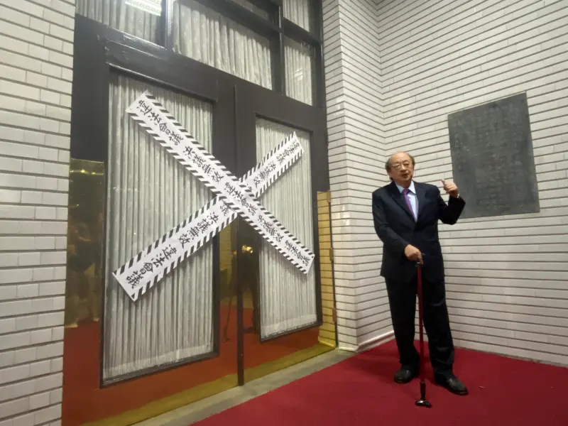 ▲柯建銘率領民進黨團持封條封住議場所有出入口。（圖／記者陳威叡攝，2025.03.27）