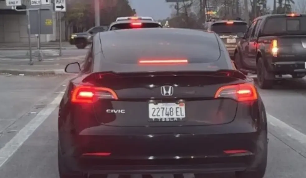 ▲美國掀起特斯拉抵制潮，車主人人自危，在路上能看到偽裝成其他品牌的模樣。（圖／X平台）