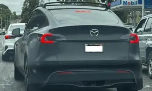 ▲特斯拉車主將車尾標誌改成馬自達。（圖／X平台）