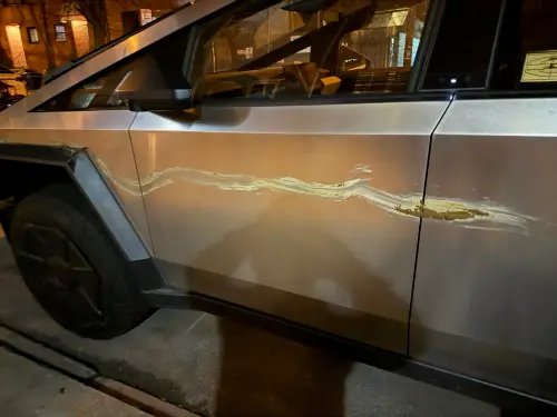 ▲連以堅固聞名的特斯拉Cybertruck，都被惡意人士費力弄出超大刮痕。（圖／X平台）