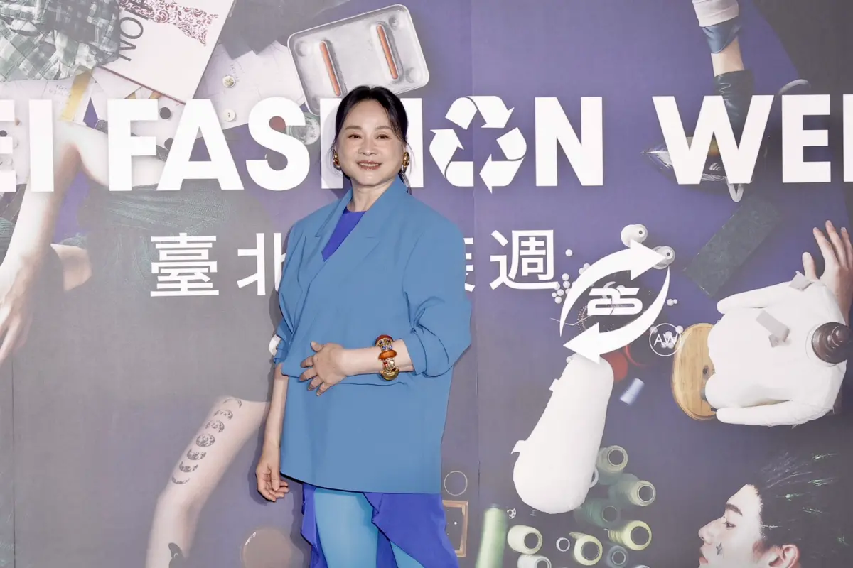 ▲陸小芬出席台北時裝週開幕，特別戴上42年前在金馬獎得獎時的舊珠寶，當年售價就要幾萬，且獨一無二，她一直捨不得再戴，為了這次的特別活動才又戴出來。她腳上的鞋，鞋跟有15公分高，看來美麗卻不好走。（圖／記者李政龍攝）