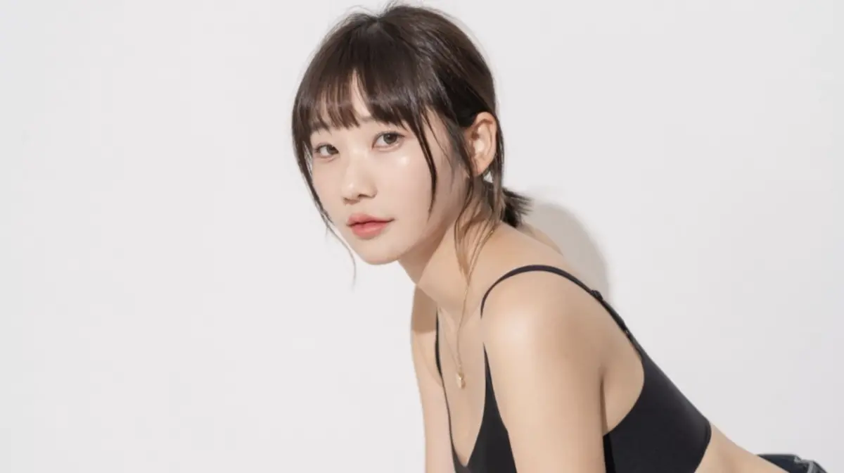 ▲網紅愛莉莎莎（如圖）近期宣布開賣瑜伽課程，引發熱議，一名聲稱教過她的前瑜伽老師痛批其手段相當不妥，「不是老師沒教！」對此愛莉莎莎也發聲反嗆。（圖／愛莉莎莎 臉書）