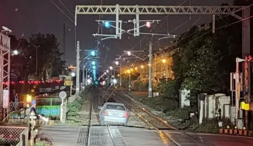 快訊／轎車卡內壢平交道火車鐵軌！現場畫面曝光　台鐵班次全延誤

