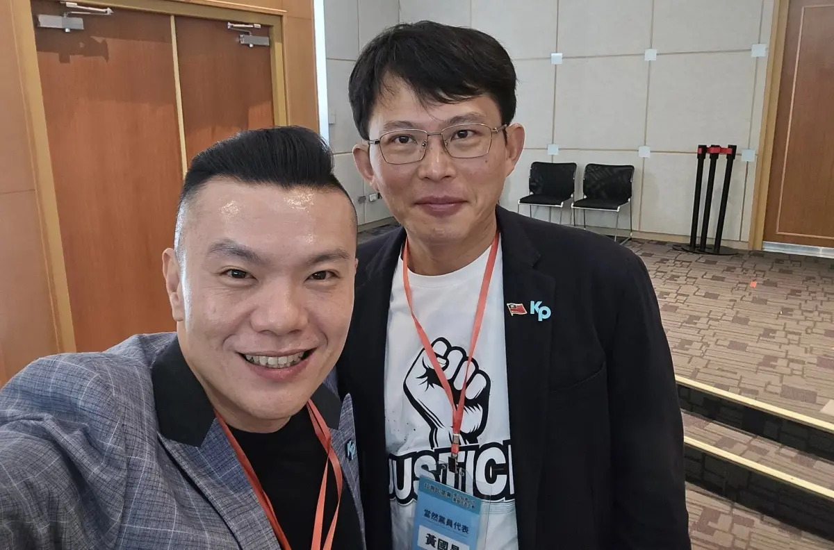 ▲江和樹連任民眾黨中央委員時，與當時競選黨主席的黃國昌合照。（圖／翻攝江和樹臉書，2025.03.27）