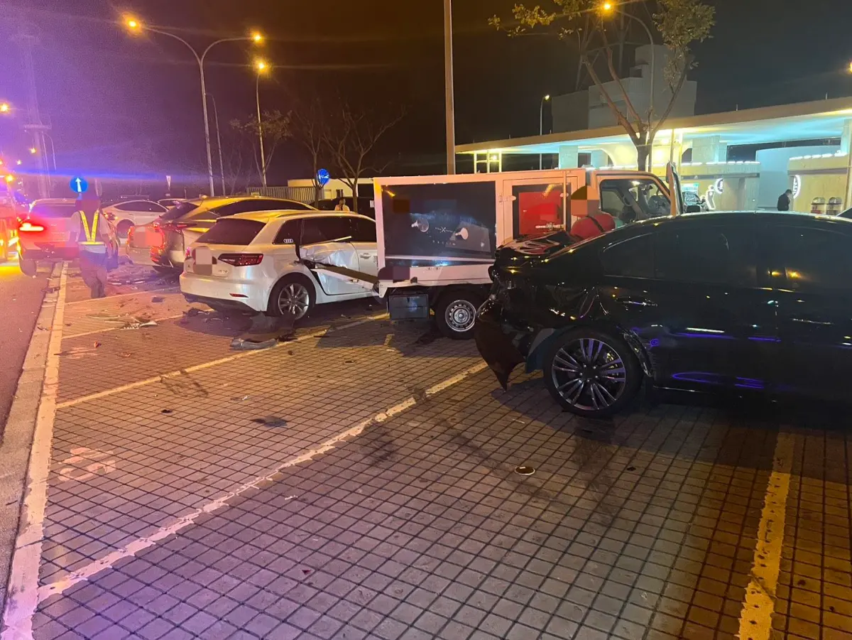 ▲33歲黃姓男子開車行經楊梅休息站時，疑似分心駕駛，導致直接撞上分隔島後，再擦撞停在休息站內6輛轎車。（圖／國道警察提供）