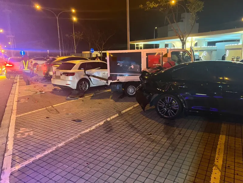 ▲33歲黃姓男子開車行經楊梅休息站時，疑似分心駕駛，導致直接撞上分隔島後，再擦撞停在休息站內6輛轎車。（圖／國道警察提供）