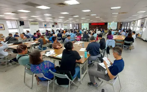 ▲台電高雄區處27日舉行大用戶座談會，邀請契約容量100KW以上的高壓用戶，包括機械設備製造業、塑膠品製造業等，現場合計共超過百人到場參與。（圖／台電提供）