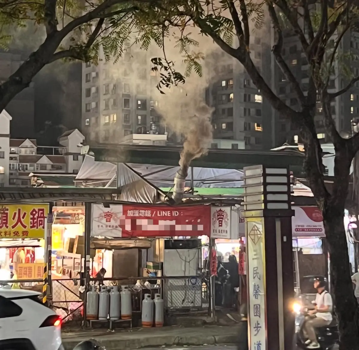 ▲高雄瑞豐夜市某間炒麵店今（27）日晚間驚傳火警，所幸無人受傷。（圖／翻攝畫面）