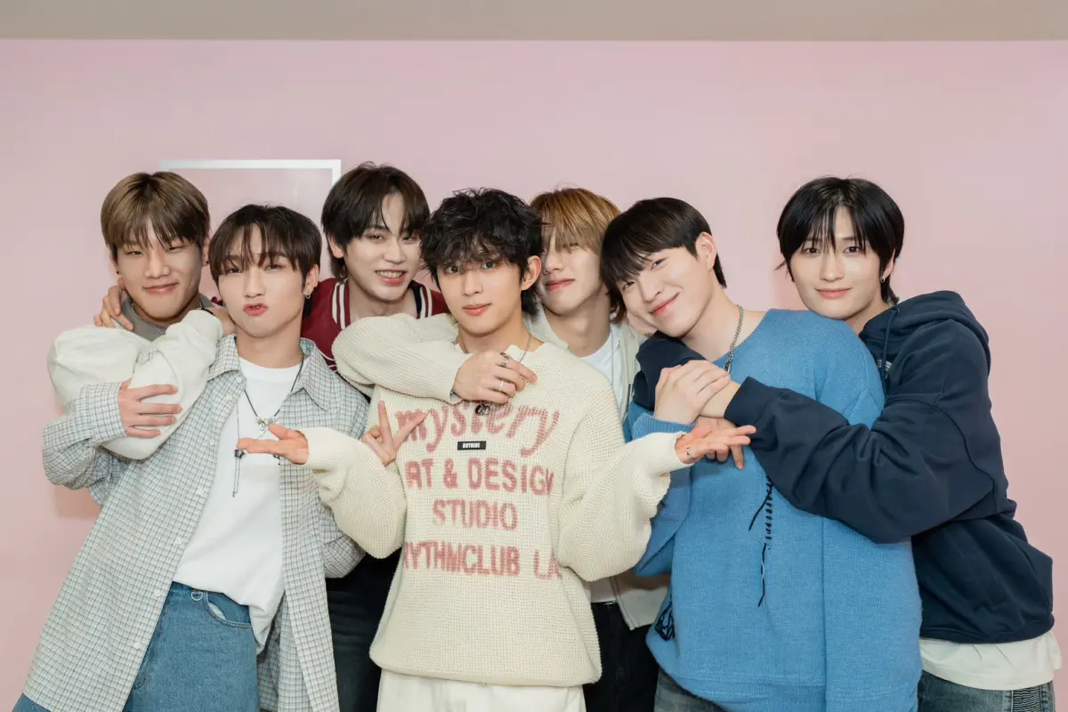 ▲DKB成員們GK、准序、HARRY、D1、熙瓚、E-CHAN、YUKU來台學最快的中文，是「請給我發票」。（圖／Brave Entertainment、FU Entertainment、DJB）