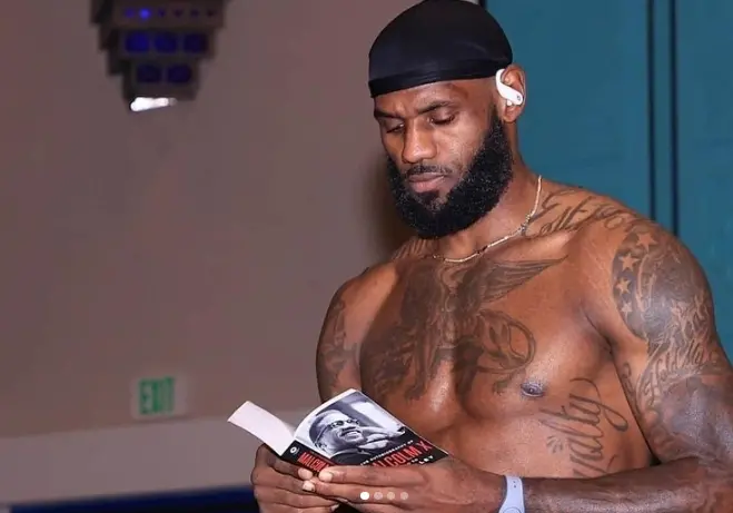 ▲LeBron James平時就有閱讀習慣，但卻被調侃只看第一頁。（圖／取自IG blackkiddsreadtoo）