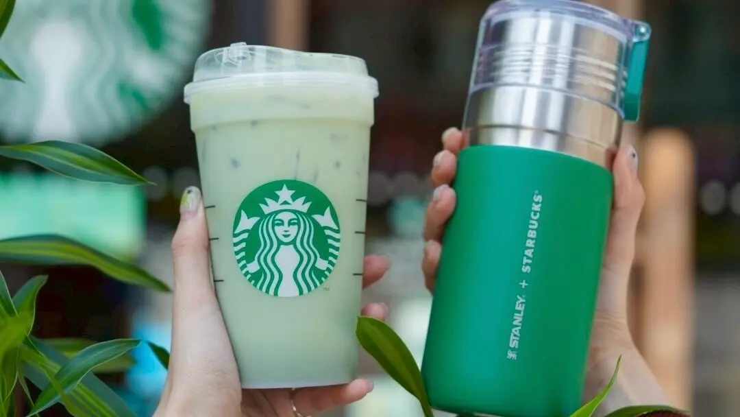 ▲天氣變冷快喝全台「星巴克買一送一」咖啡優惠！美式57.5元、星冰樂62.5元；今放大自帶杯「扣15元」回饋。購買星巴克史努比聯名商品免費拿貼紙。85度C週五咖啡日「第二杯半價」。（圖／星巴克提供）