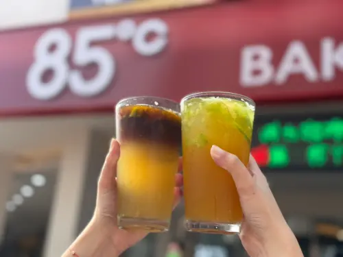 全台星巴克買一送一!今自帶杯「扣15元」加碼 史努比貼紙免費送 ▲85度C全新開賣「苦瓜爆檸咖啡」。(圖/85度C提供)