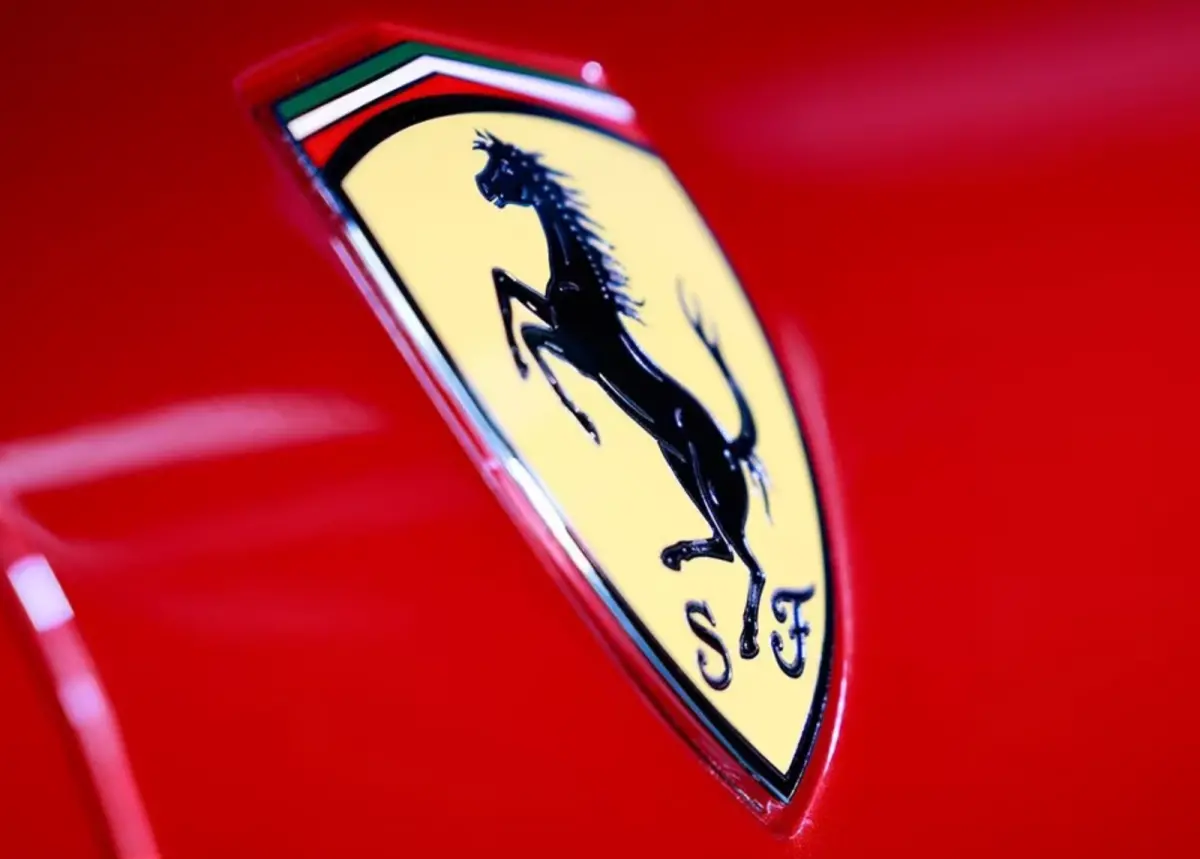 ▲義大利知名超跑生產商法拉利，將調整美國市場銷售的部分車型價格，漲幅高達10%，以「回敬」川普的汽車關稅措施。（圖／翻攝自法拉利官網）