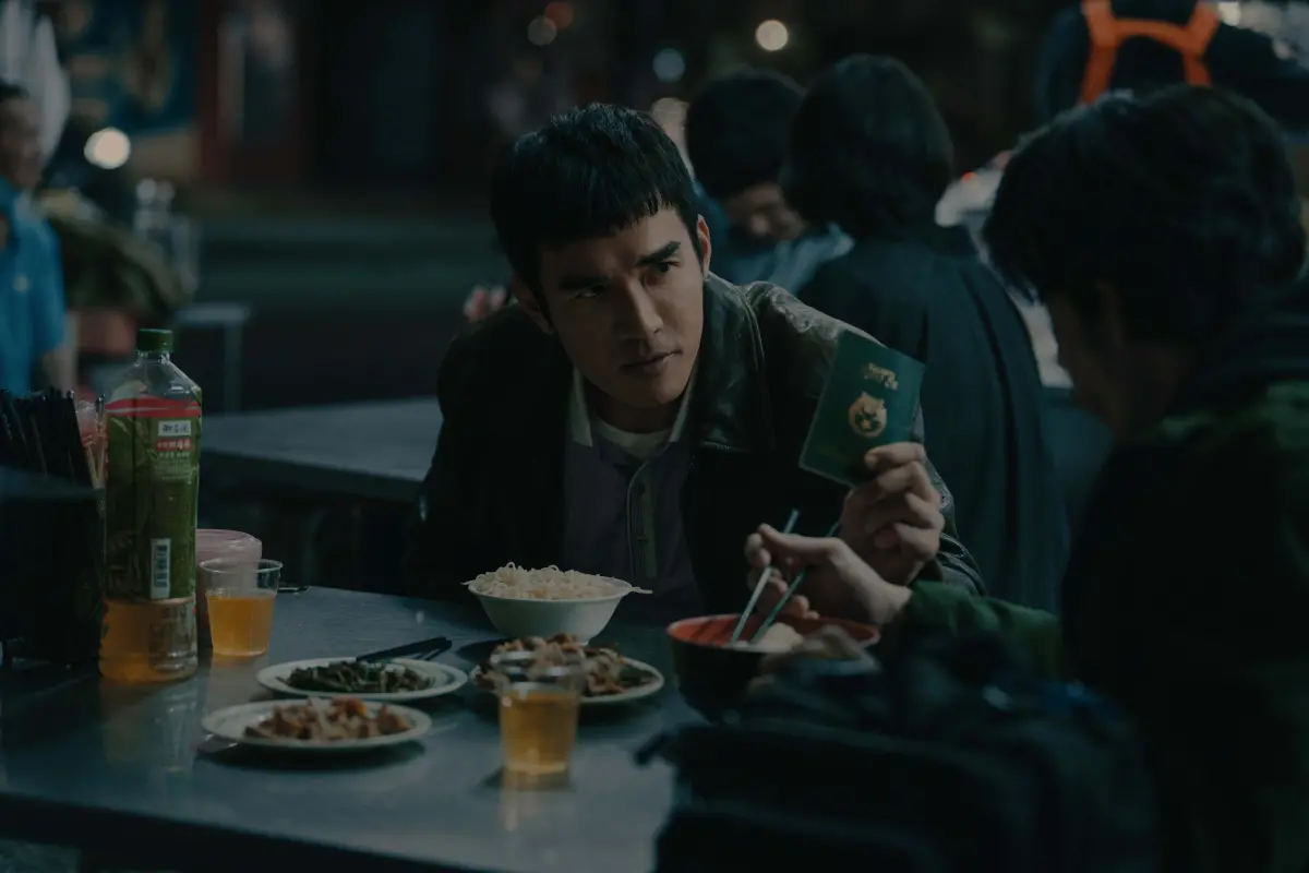 ▲楊一展姊姊因癌症過世，在拍《化外之醫》時常常需要出入醫院，讓他想起陪伴姊姊的那段日子。（圖／公視、中華電信、瀚草文創）