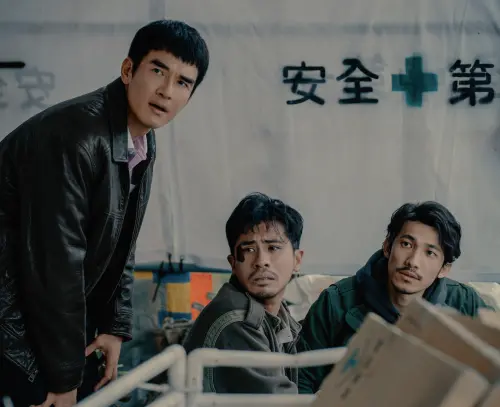 《化外之醫》楊一展(左)飾演人力仲介,連炳發(右)與他合作為移工看病。(圖片提供:公視、中華電信、瀚草文創) ▲《化外之醫》楊一展(左)飾演人力仲介,連炳發(右)與他合作為移工看病。(圖片提供:公視、中華電信、瀚草文創)