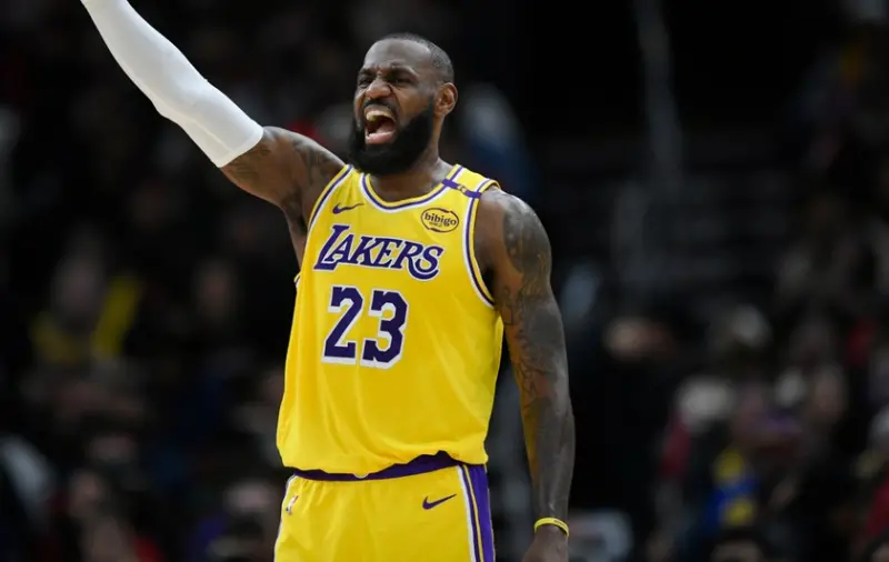 ▲NBA美國職籃（National Basketball Association）今（28）日洛杉磯湖人與芝加哥公牛隊之戰上演戲劇性逆轉，James在失誤後眼睜睜看著勝利從指縫間溜走，賽後受訪回應到：「如果有人能在半場投進絕殺，那也只能向他脫帽致敬。」並坦言自己犯下很糟的錯誤。（圖／美聯社／達志影像）