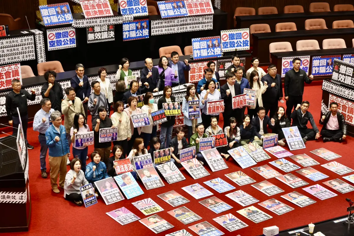 ▲民進黨團占領議場，表達「違法會議、決議無效」訴求。（圖／記者李政龍攝，2025.03.28）