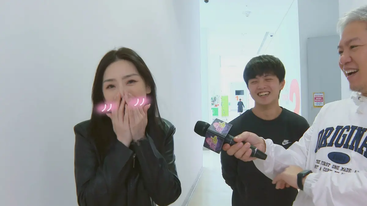 ▲賴芊合（左）在拍戲現場春風滿面，原來是愛上一位鮮肉攝影師，讓空窗多年的她內心掀起波瀾。（圖／民視提供）