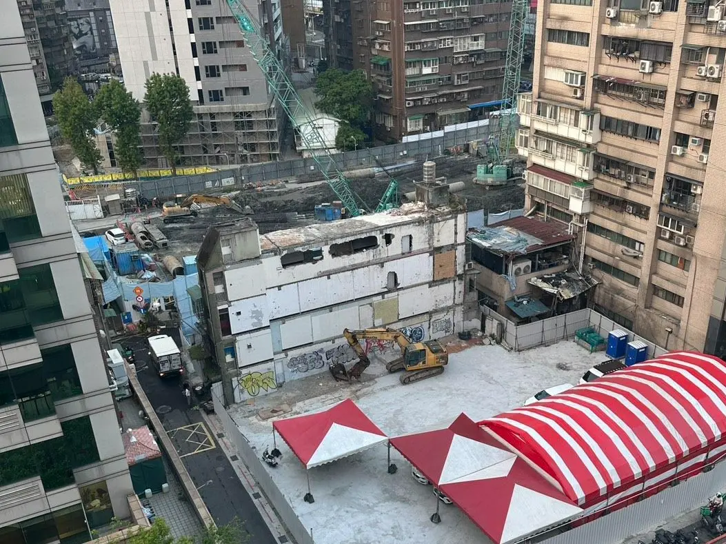▲台北市中山區吉林段都更案2021年核定實施，剩1所有權人不願搬離。台北市府27日依法執行代拆。（圖／台北市政府提供）