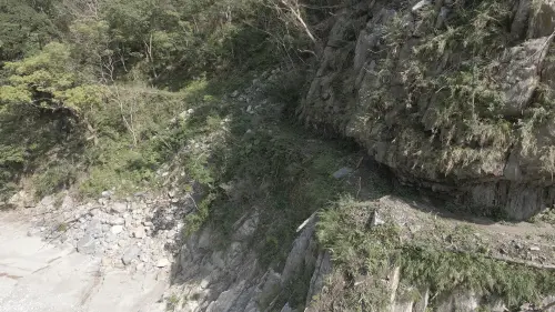 ▲從砂卡礑步道入口200公尺處就有大面積坍方，前後欄杆也遭震毀消失。（圖／讀者提供）