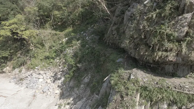 ▲空拍畫面顯示從砂卡礑步道入口200公尺處就有大面積坍方，前後欄杆也遭震毀消失。（圖／NOWnews攝影中心）