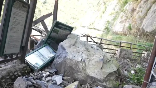 ▲0403地震過後1年，太魯閣中橫沿線的熱門景點仍滿目瘡痍，圖為砂卡礑步道入口處，巨石將解說牌砸毀。（圖／記者王郁勳攝。）
