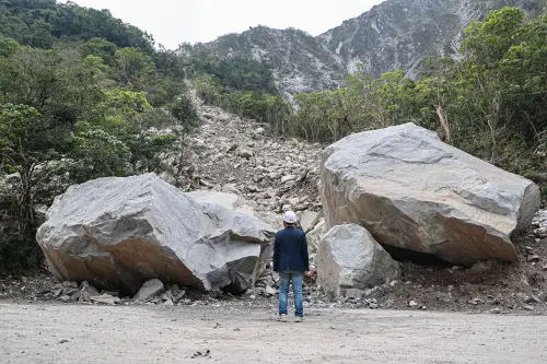 ▲通往布洛灣的道路沿途邊坡多有滾下的巨石。（圖／記者葉政勳攝）