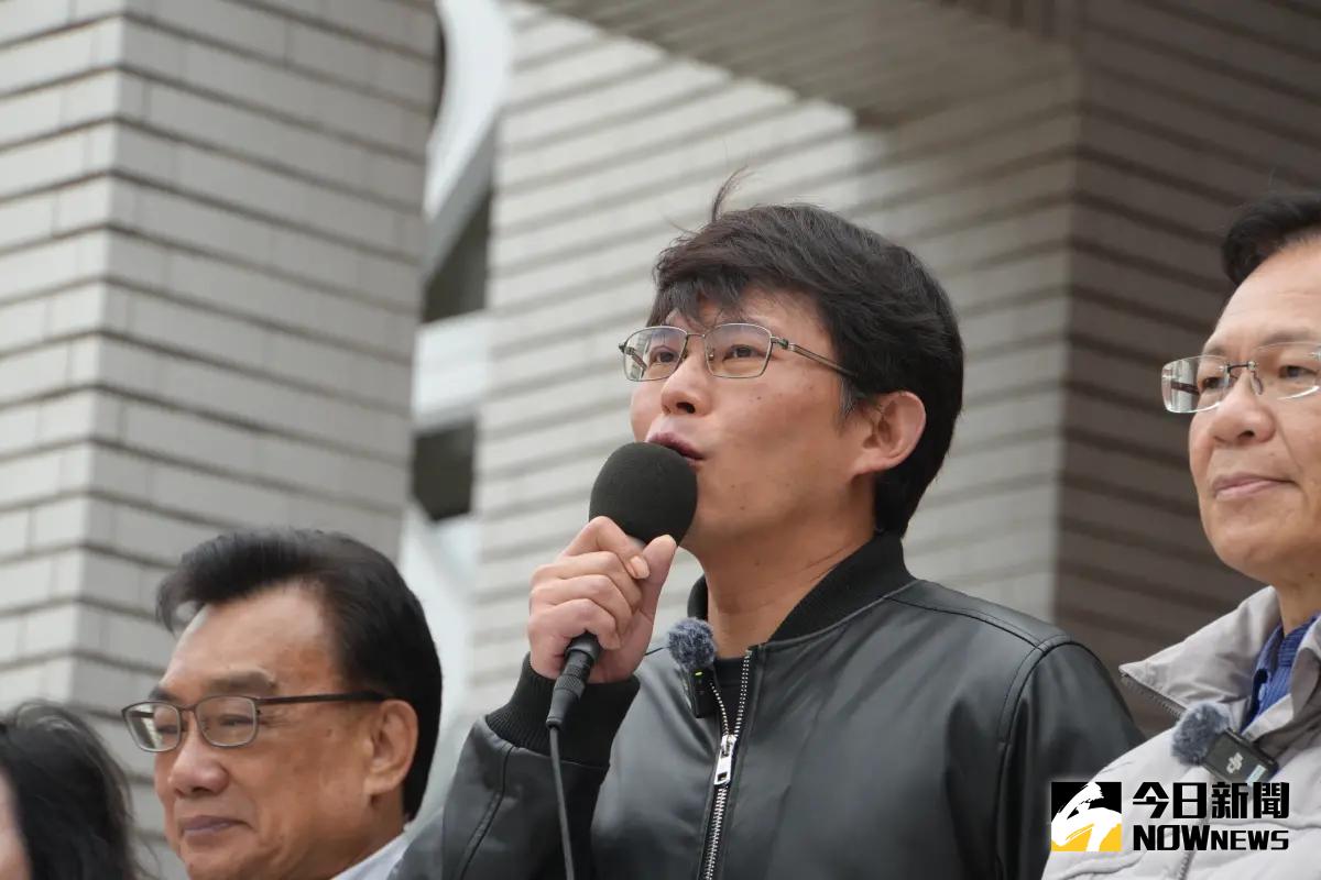 ▲民進黨立院黨團貼封條阻，卓榮泰總質詢，民眾黨立委黃國昌怒批「薪水小偷」。（圖／記者呂炯昌攝，2025.03.28）