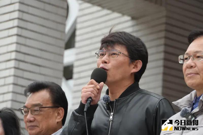 ▲民進黨立院黨團貼封條阻，卓榮泰總質詢，民眾黨立委黃國昌怒批「薪水小偷」。（圖／記者呂炯昌攝，2025.03.28）