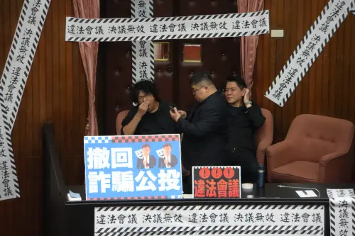 ▲為阻擋25日院會議事錄確認，民進黨團搶先進入議場，並以標語、封條占據主席台。（圖／記者呂炯昌攝，2025.03.28）