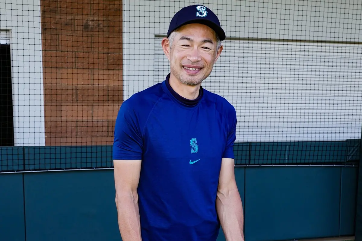 ▲鈴木一郎今（27）日在美國職業棒球大聯盟（Major League Baseball）西雅圖水手隊的開幕戰中擔任了開球儀式的投手。即便已經51歲，他依然能投出84mph（約135公里）的球速。（圖／取自西雅圖水手X）