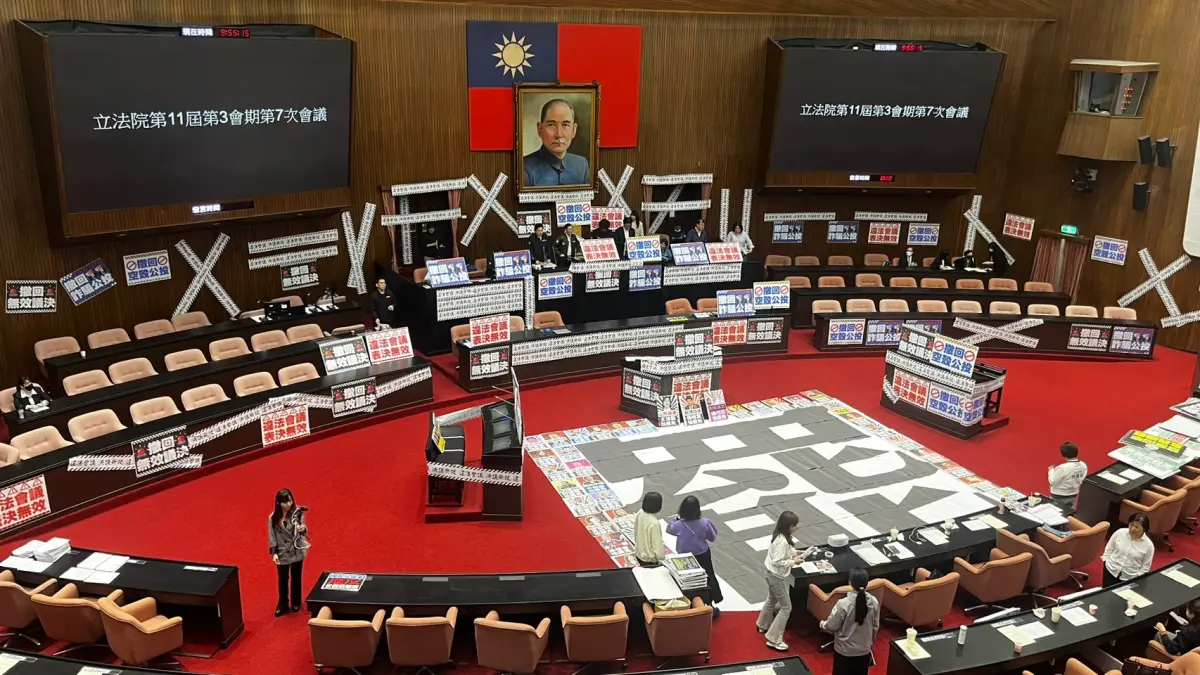 ▲民進黨立委在議場貼滿封條，拒絕開會，行政院長卓榮泰的總質詢也無法進行。（圖／李政龍攝，2025.03.28）